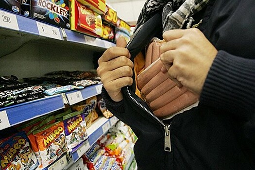 Вооруженные грабители украли еду из магазина в Москве