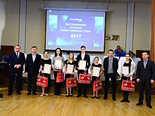 Лучшие спортсмены года были награждены памятными подарками.