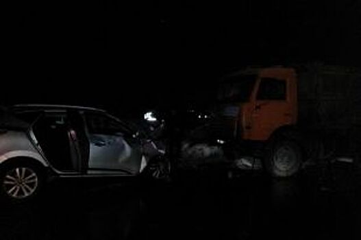 В Белгородской области сотрудники ГИБДД помогли водителю большегруза выбраться из снежной ловушки