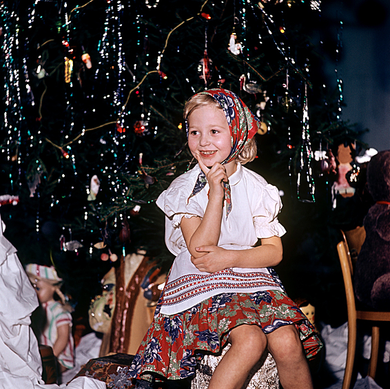 Девочки носили наряды снежинок, фей и русских народных красавиц, украшали платья мишурой и самодельными снежинками.