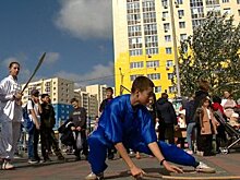 Полуголый мужчина гонялся за детьми в школе Норильска