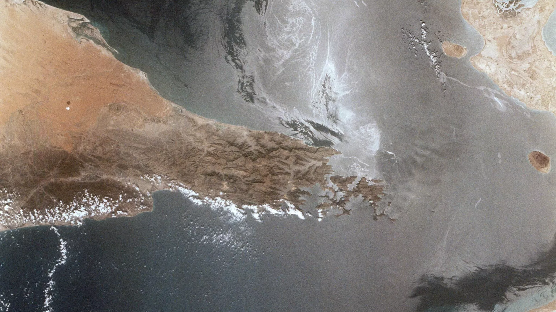 Reuters: Иран готов пропустить через Ормузский пролив все корабли, кроме «вражеских»