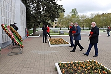 Руководители Калужской обл. возложили цветы на мемориальном кладбище