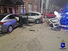 На ул. Самарской Hyundai врезался в "Гранту" и протаранил припаркованный Haval, есть пострадавшие