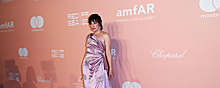 47-летняя Милла Йовович появилась в розовом шелке на дорожке Венецианского кинофестиваля