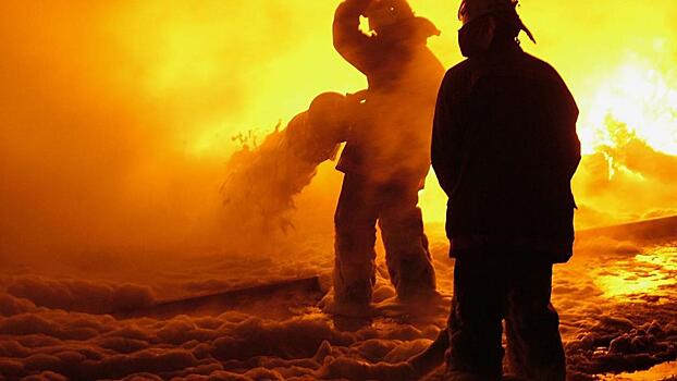 Нефтеперегонный завод загорелся на севере Франции