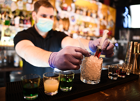 Столичные бары нелегально продают напитки онлайн