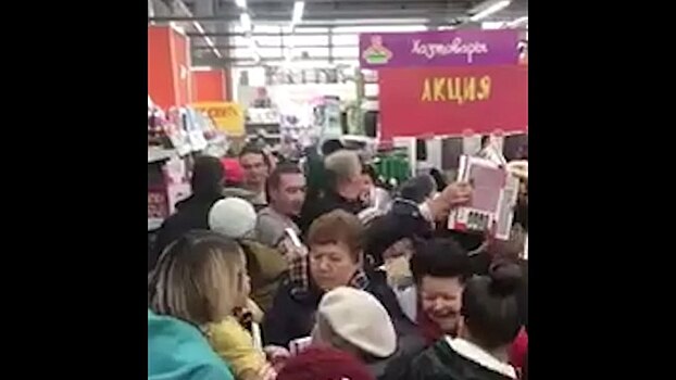 «Очень хотели похудеть»: жители Самары устроили массовое сражение за весы по 99 рублей