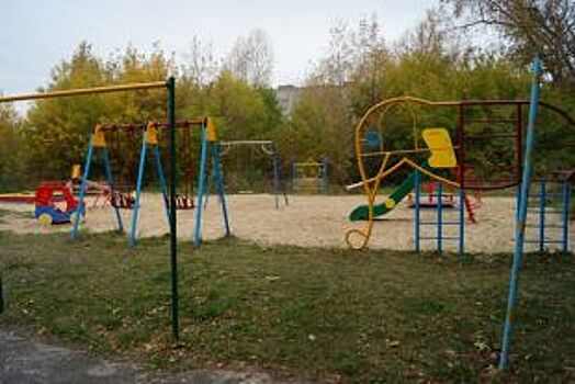 Глава Дзержинска познакомился с ходом обустройства детских игровых площадок