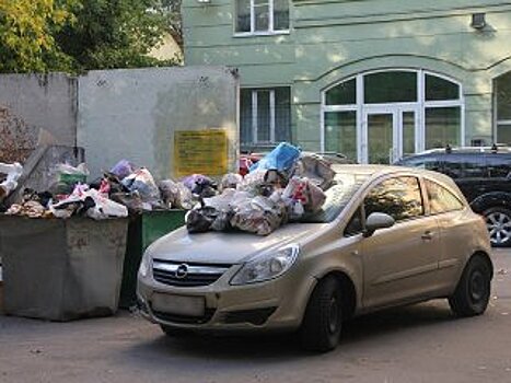 В Башкирии будут штрафовать за парковку около мусорок