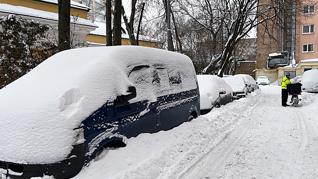 Автоэксперт рассказал, как долго машина может простоять под снегом без последствий