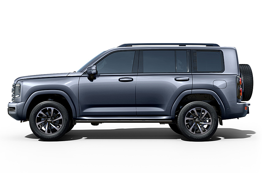 Багажная дверь по-прежнему открывается вбок, однако теперь на ней закрепили полноразмерную запаску. Салон вмещает пять или семь пассажиров. Покупателям предложат две модификации с полным приводом, «понижайкой» и блокируемыми межколёсными дифференциалами.