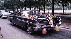 Ленты, кольца, пупс: как влюбленные украшали авто на свадьбу в СССР