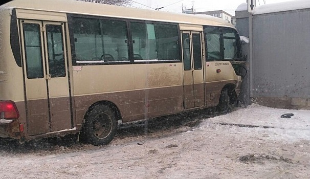 На улице Коммунистической автобус влетел в забор департамента городского хозяйства