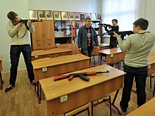 Школьница в Москве выстрелила в одноклассника на уроке