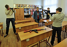 Школьница в Москве выстрелила в одноклассника на уроке
