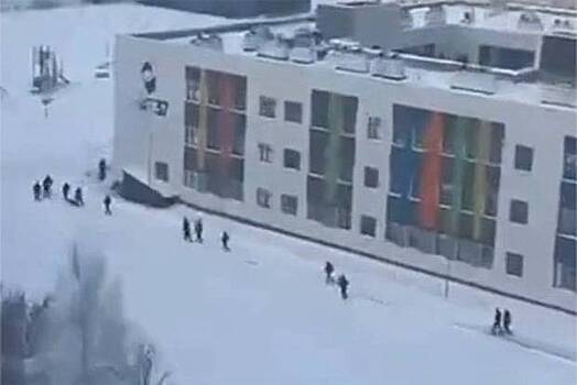 Подросток ворвался с ножом в российский лицей. Он напал на уборщицу и взорвал петарды. Что известно?