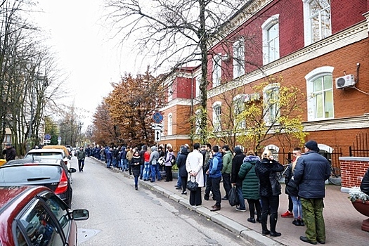 "Будем стоять до последнего": толпа за справками на Барнаульской не думает расходиться