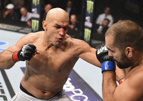 UFC: Джуниор дос Сантос вернулся, «засушив» Благоя Иванова