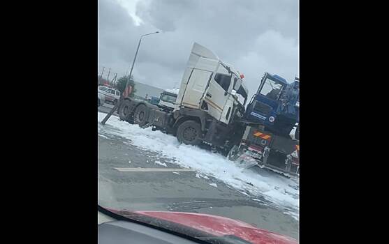 В Оренбурге на Загородном шоссе в ДТП пострадал водитель тягача