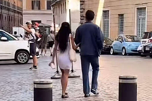 Актрису Кравиц засняли под руку со Стайлсом после слухов о романе с Батлером