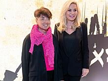 Цвет молодит: Юдашкина прогулялась по Дубаю в мандариновом платье, подчеркнув талию поясом