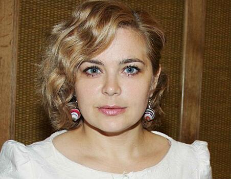 Какая есть: Пегова без укладки и макияжа в цветочном наряде устроила променад по Красной площади