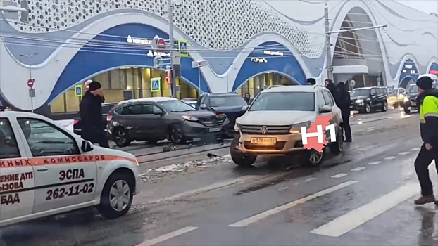 Пробка образовалась на проспекте Гагарина из-за ДТП с тремя кроссоверами