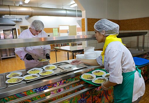 В школьных столовых Москвы обновили меню горячих блюд