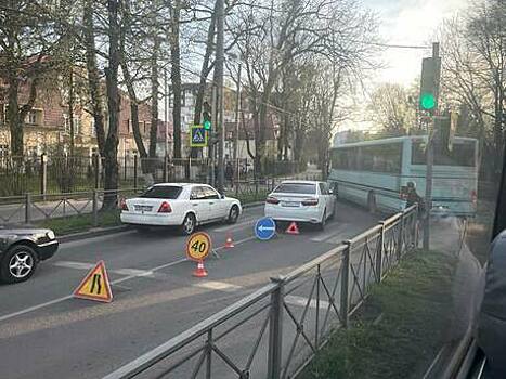 «Автобусы не могут проехать»: проспект Победы вечером в пятницу встал в пробке из-за ДТП