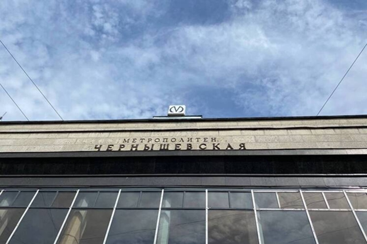 Женщина погибла под колесами поезда метро в Петербурге
