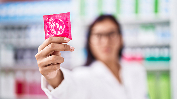 Супружеским парам в России могут запретить покупать презервативы