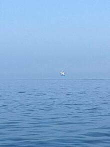 Фото дня: парящий в воздухе корабль недалеко от Балтийска