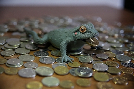 Волгоградцев предупредили об аферистах, представляющихся работниками банка