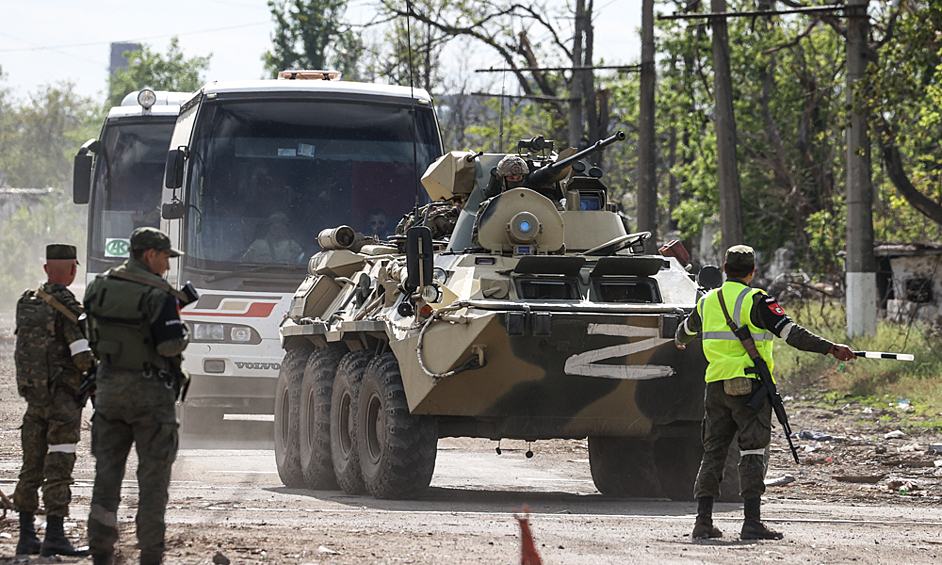 Автобусы с эвакуированными украинскими военнослужащими с территории завода "Азовсталь"