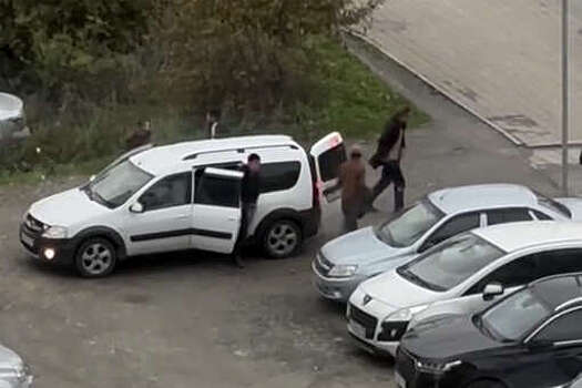 В Москве сразу 11 строителей поместились в Lada Largus