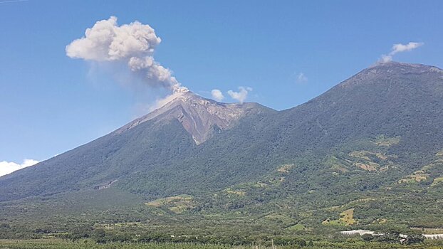 ВИДЕО: Мощный поток лавы начал спускаться по склону вулкана в Гватемале