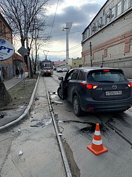 В Ростове столкнулись иномарка и патрульный автомобиль