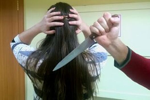 В Челябинске на ЧТЗ мужчина с ножом напал на женщин в подъезде