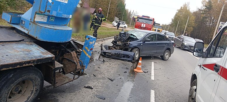 Пьяный костромич на Volkswagen въехал в стоящую фуру и отправился в больницу