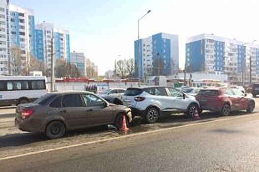 В Самаре на ул. Ново-Садовой столкнулись три автомобиля