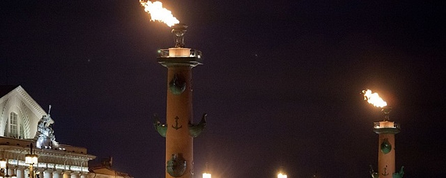 В Петербурге в честь Дня города зажгли огонь на Ростральных колоннах