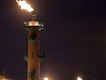 В Петербурге в честь Дня города зажгли огонь на Ростральных колоннах