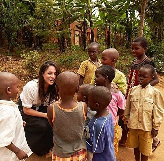 Как и Гарри, Меган занимается благотворительностью. А в 2016 году ездила в Руанду помогать с новым водопроводом и стала послом World Vision.