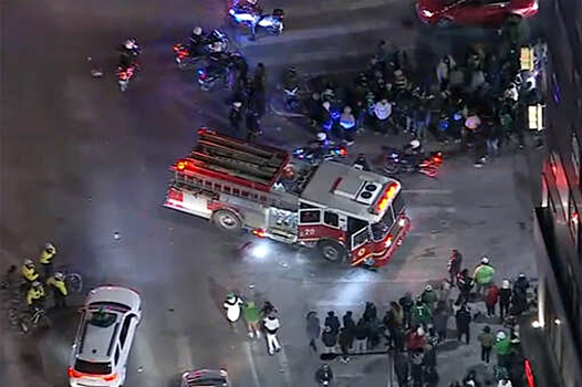 В США автомобиль въехал в толпу фанатов на Супербоуле