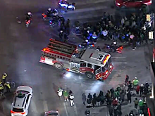 В США автомобиль въехал в толпу фанатов на Супербоуле