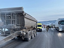 На трассе М5 в Челябинской области микроавтобус влетел под грузовик