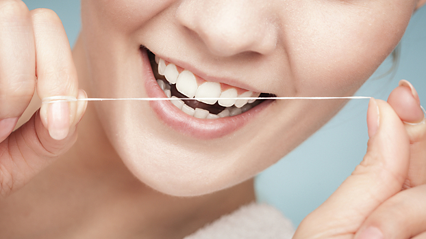 Как чистить зубы "наоборот" и почему это правильно