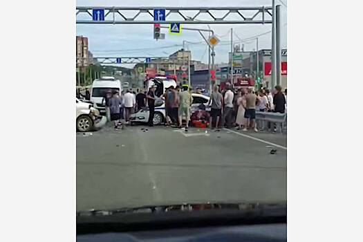 В российском регионе автомобиль смял полицейскую машину и перевернулся