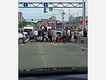 В российском регионе автомобиль смял полицейскую машину и перевернулся